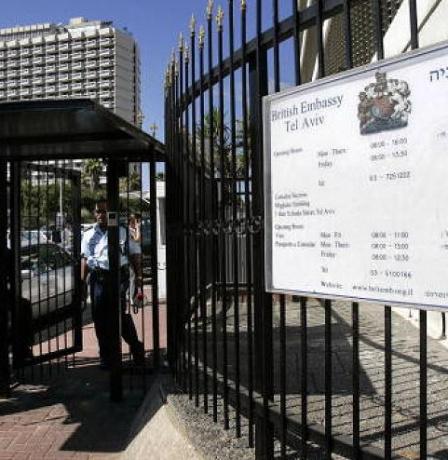 بريطانيا تزيل لافتات قنصليتها بالقدس مع انتهاء مهلة إسرائيلية لإغلاقها