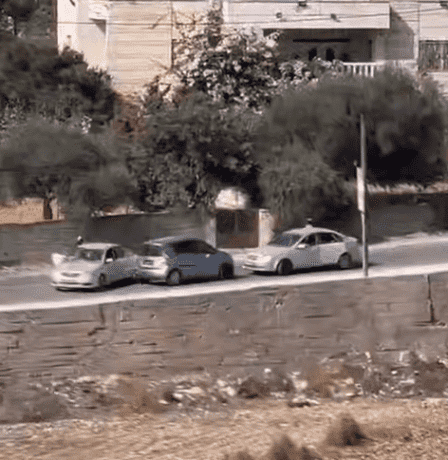 مستوطنون يهاجمون مواطنا وطفليه داخل مركبة شرق رام الله
