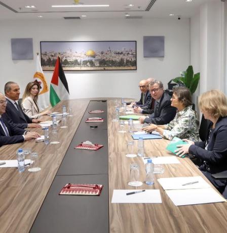 الشيخ يبحث مع وزير الدولة للشؤون الخارجية الألماني آخر التطورات السياسية وتعزيز التعاون المشترك
