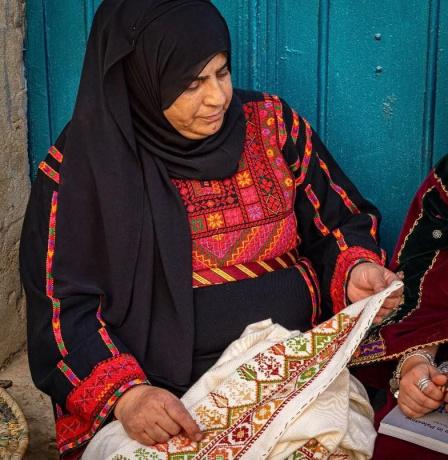 غرزة تحكي حكاية.. هل يصمد التطريز الفلسطيني أمام تحديات العصر؟