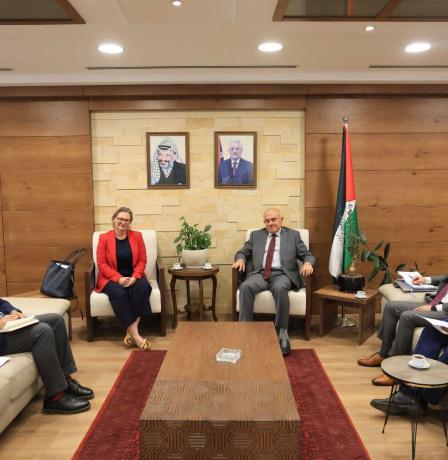 حجاوي والسفيرة الدنماركية لدى فلسطين يبحثان تعزيز التعاون المشترك ودعم قطاع الحكم المحلي