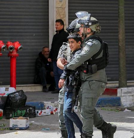 الاحتلال يزجّ بغالبية القاصرين الفلسطينيين الأسرى في العزل الانفرادي