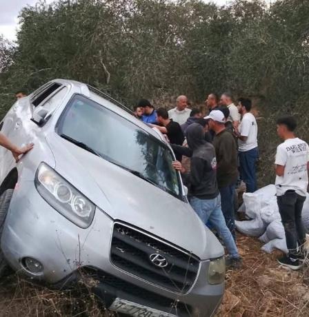 إصابات جراء انقلاب مركبة عقب مهاجمتها من مستوطنين في قرية فرخة