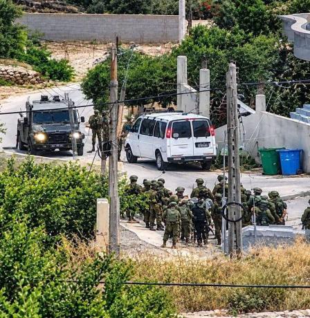 اعتقالات ومداهمات بالضفة والقدس وإصابات بالاختناق