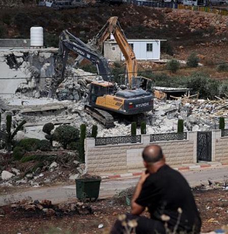 الاحتلال يهدم خمسة منازل في القدس وسلفيت