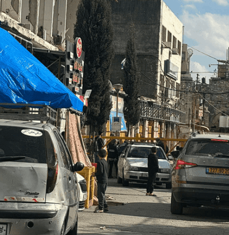 الاحتلال يغلق وسط الخليل ويهدم نصبا تذكاريا وينصب "كرفانات"