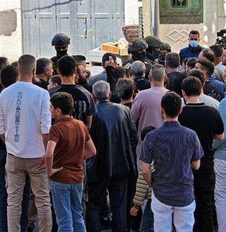 أهال من الخليل يطالبون بالعودة إلى منازلهم إثر عدوان الاحتلال