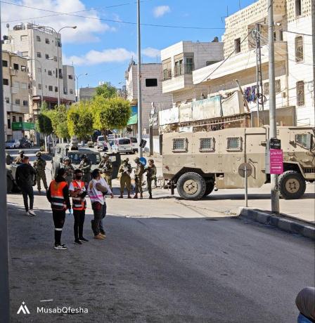 لليوم التاسع: الاحتلال يواصل عدوانه على مدينة الخليل ويدفع بتعزيزات عسكرية