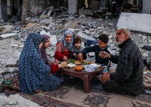 موائد إفطار رمضان في غزة تصرخ جوعًا كأصحابها