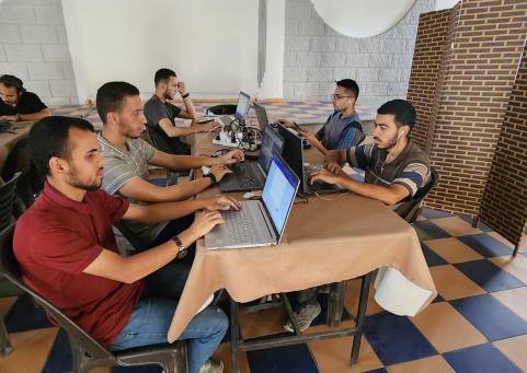 "أمل في مكان هادئ".. مبادرة شبابية توفّر مساحة دراسية آمنة لطلبة غزة
