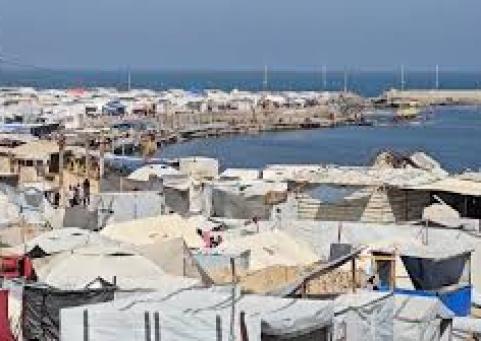 من شاطئ الفرح إلى مخيم الخوف: البحر يتحول لمأوى قسري للنازحين بغزة
