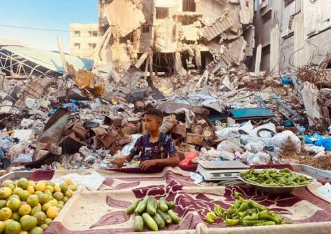 خاص| غزة تحت نار الحرب: مقايضة السلع وبيع النقود.. كيف يعيش الناس وسط شح السيولة؟