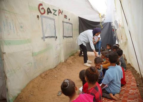 تقرير خاص| ميران صالح... معلمة تُدرّس أبناءها في خيمة وتحلم بمدرسة تعيد لهم الحياة