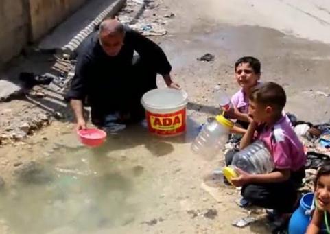 تقرير خاص| محمود شحدة... ستيني من غزة يقاوم المرض والماء الملوث في خيمة النزوح