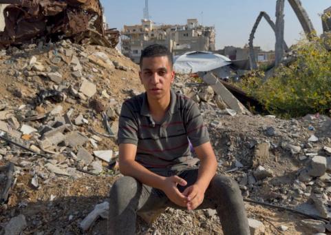 وصيتهم تقوده… ناجٍ وحيد يحارب من أجل حقه في التعليم وسط الحرب