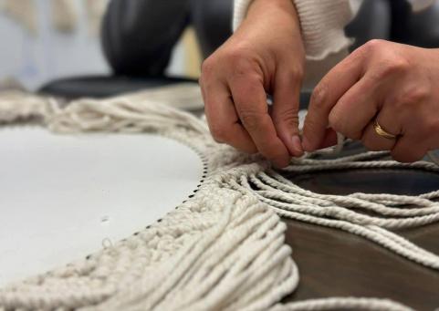 "هاند ميد".. مشروع فلسطيني يعيد إحياء فن المكرمية بلمسة عصرية