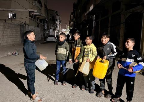 بإيقاع الجالونات والفوانيس اليدوية.. أطفال غزة يصنعون فرحة رمضان رغم الحرب