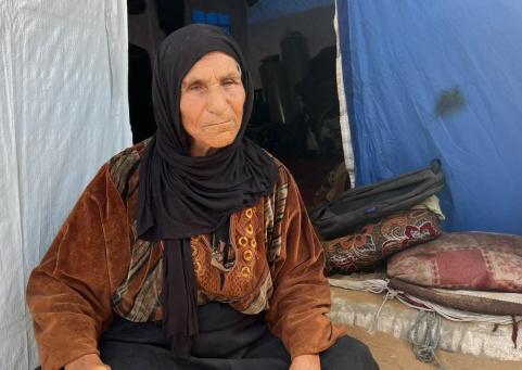 خاص| "أحلاهما مُرّ": ابتسام وأمها السبعينية بين الجوع والخوف في خيمة غرب غزة