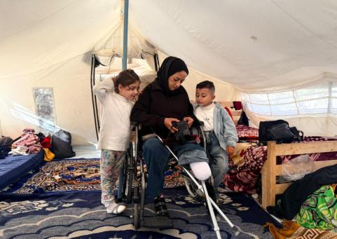 خاص| بعد إصابتها في مجزرة الباقة... كفاح الفاخوري تعود إلى التصوير بساق مبتورة
