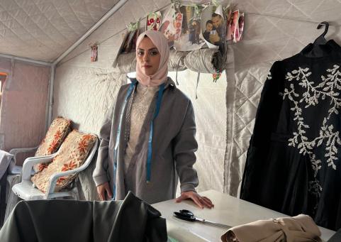 خاص بالصور| حين تصبح الخيمة مشغلاً.. إسراء تعيد بناء حياتها بماكينة خياطة