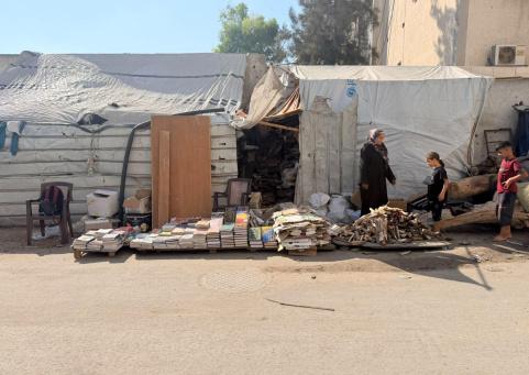 خاص بالصور| بين الحطب والكتب.. رحلة نيفين بعد الحرب في غزة