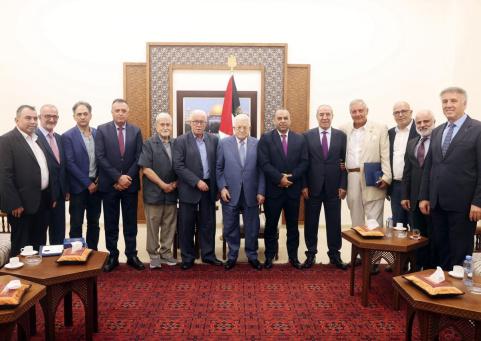 الرئيس عباس يقلد قامات وطنية ومؤسسين في "اتحاد الكتاب" والأدباء أوسمة الثقافة والعلوم والفنون