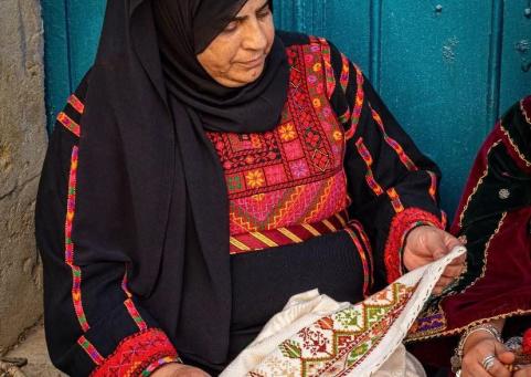 غرزة تحكي حكاية.. هل يصمد التطريز الفلسطيني أمام تحديات العصر؟