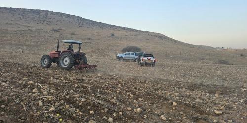 مستوطنون يحرثون أراضي المواطنين في الأغوار الشمالية