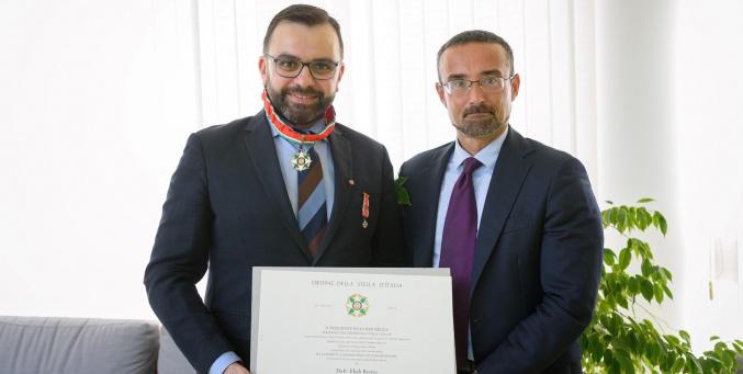 الرئيس الإيطالي يمنح الشاعر إيهاب بسيسو وسام نجمة إيطاليا برتبة فارس