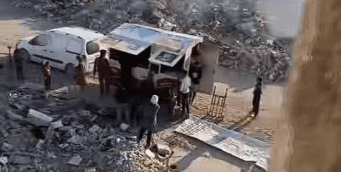 "truck food".. مطعم بيتزا متنقل ينشر الفرح بين الأنقاض في غزة 