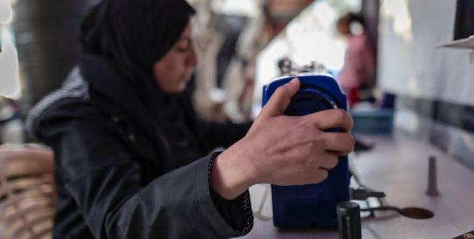 كل شيء دُمِر… ولم يبقَ من حلم "ولاء" سوى ماكينة وفستان يرويان الحكاية