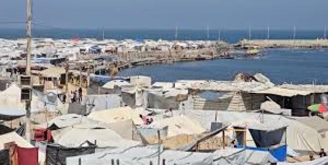 من شاطئ الفرح إلى مخيم الخوف: البحر يتحول لمأوى قسري للنازحين بغزة