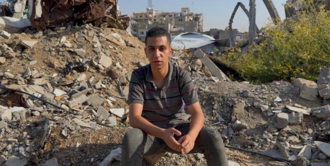 وصيتهم تقوده… ناجٍ وحيد يحارب من أجل حقه في التعليم وسط الحرب