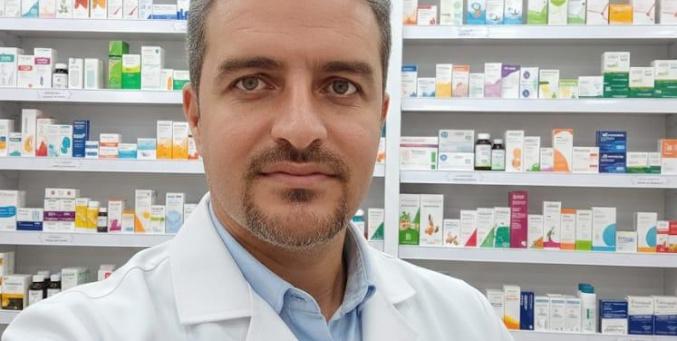 د. خالد عودة.. صيدلي من غزة يحوّل بيته إلى معمل أدوية بدائي لإنقاذ المرضى