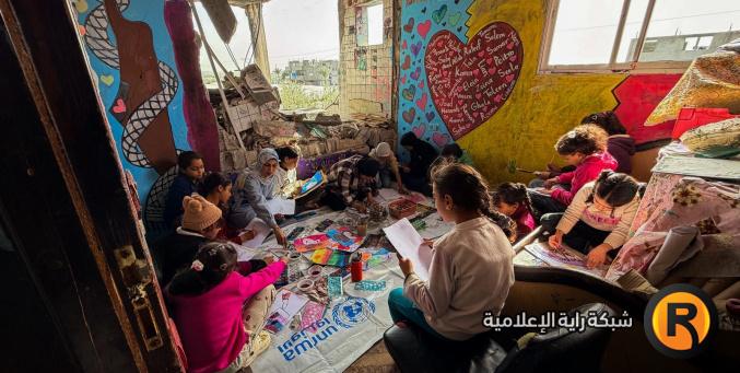 خاص| بالألوان يداوون الحرب: فنانة تحوّل الرسم إلى علاج نفسي لأطفال غزة