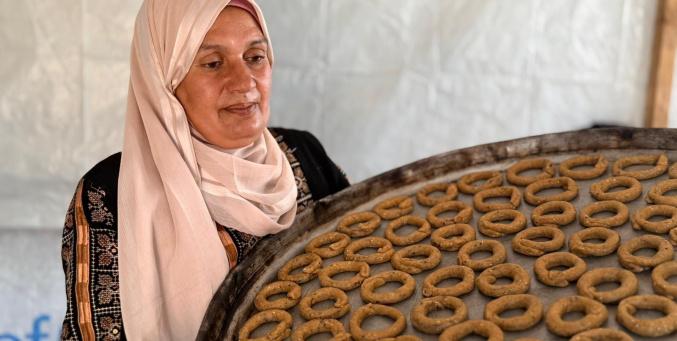 طقوس العيد لا تموت: نساء غزة يخبزن الكعك والمعمول بين خيام النازحين