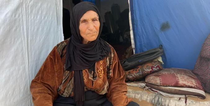 خاص| "أحلاهما مُرّ": ابتسام وأمها السبعينية بين الجوع والخوف في خيمة غرب غزة