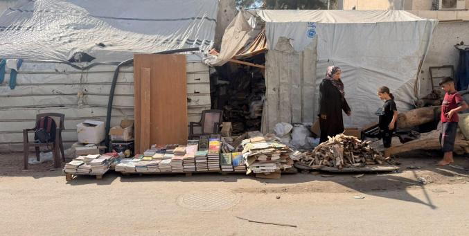 خاص بالصور| بين الحطب والكتب.. رحلة نيفين بعد الحرب في غزة