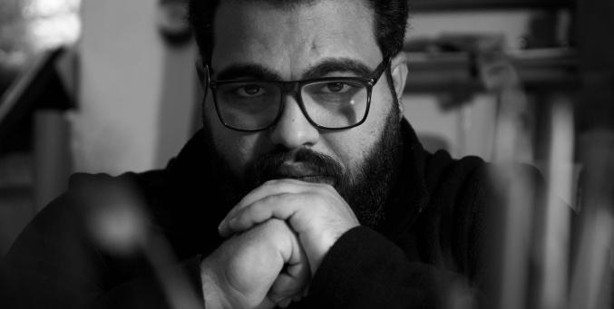 مادة لتضميد الجروح تتحول إلى فضاء للوجع.. "الشاش الطبي" بطلاً لمعرض "استنزاف" في رام الله