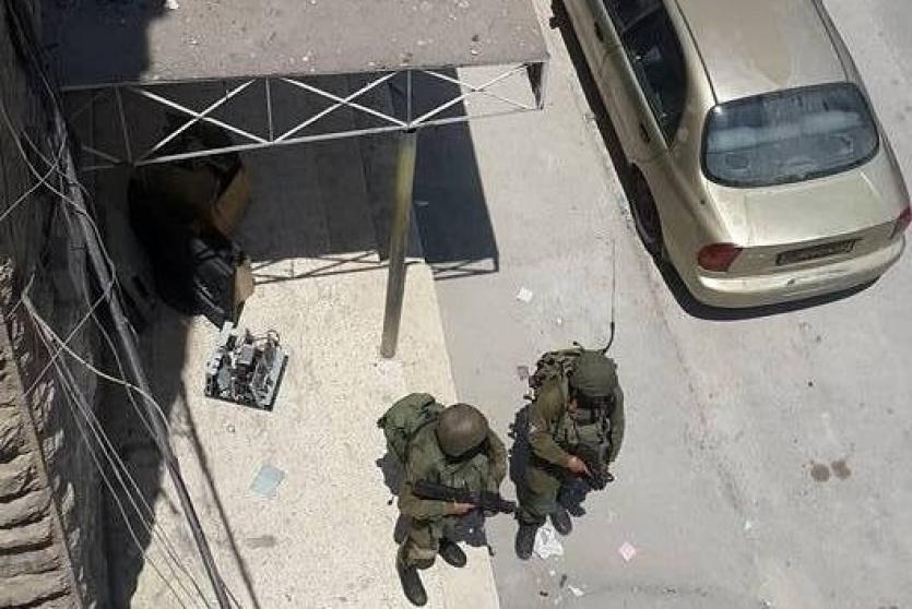 قوات الاحتلال تواصل اقتحاماتها لمباني حكومية في البلدة القديمة بالخليل