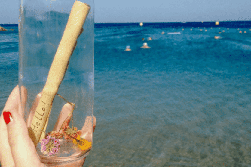  "رسالة حب في زجاجة" تصل غزة من اليونان عبر البحر