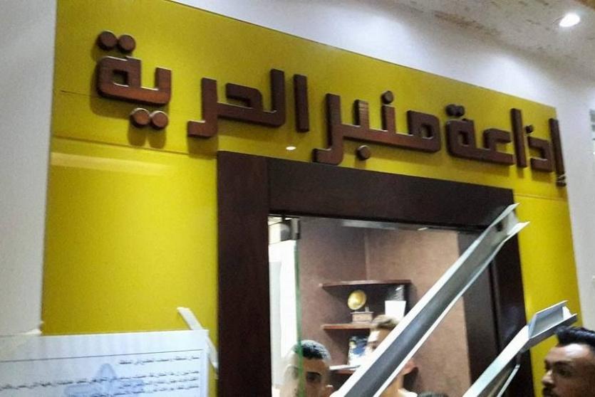 الاحتلال يغلق اذاعة في الخليل ويصاد معداتها 