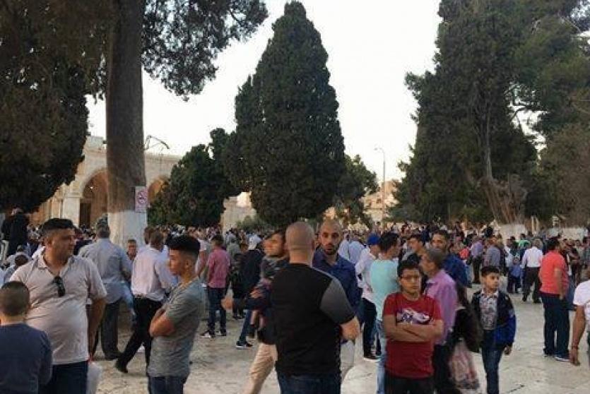 وسط اجراءات احتلالية مشددة..  الآلاف يؤدون صلاة العيد في الأقصى