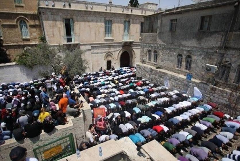 المقدسيون يؤدون صلاة الجمعة امام منزل شماسنة