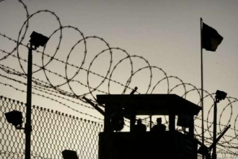 أسيران يواصلان الإضراب عن الطعام