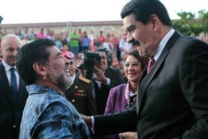 مارادونا سيلعب كرة القدم مع الرئيس الفنزويلي!