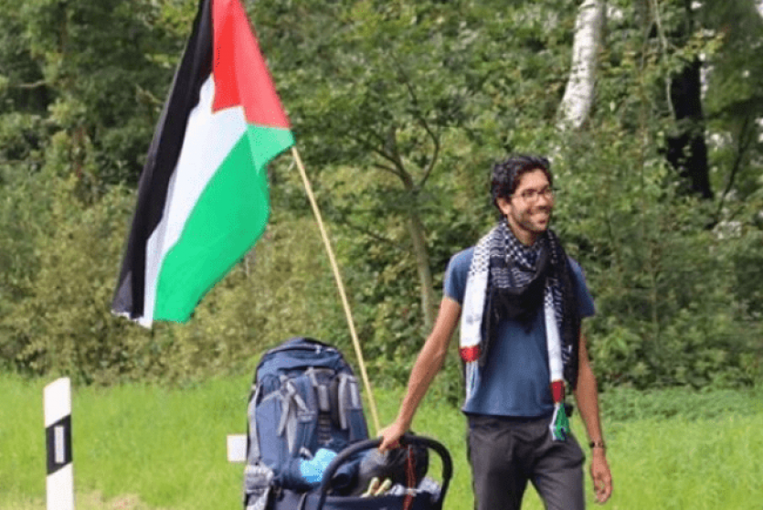 سيراً على الأقدام.. المتضامن السويدي يصل سلوفاكيا في طريقه لفلسطين 