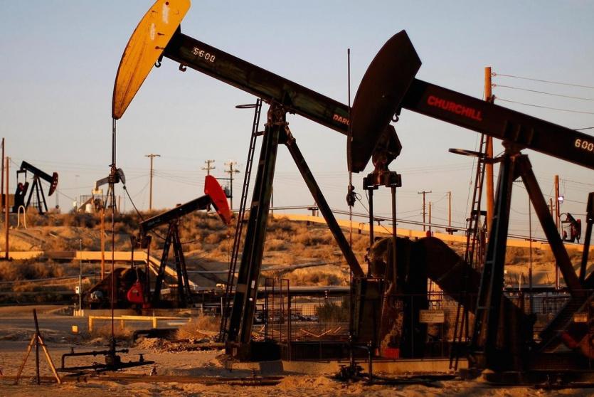 النفط يستقر قرب أعلى مستوياته في عامين