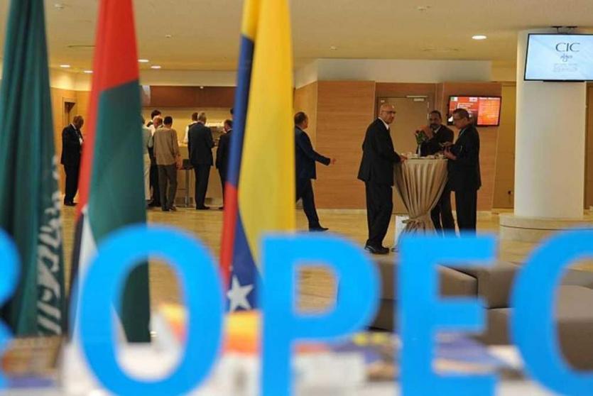 النفط يهبط بانتظار قرار أوبك