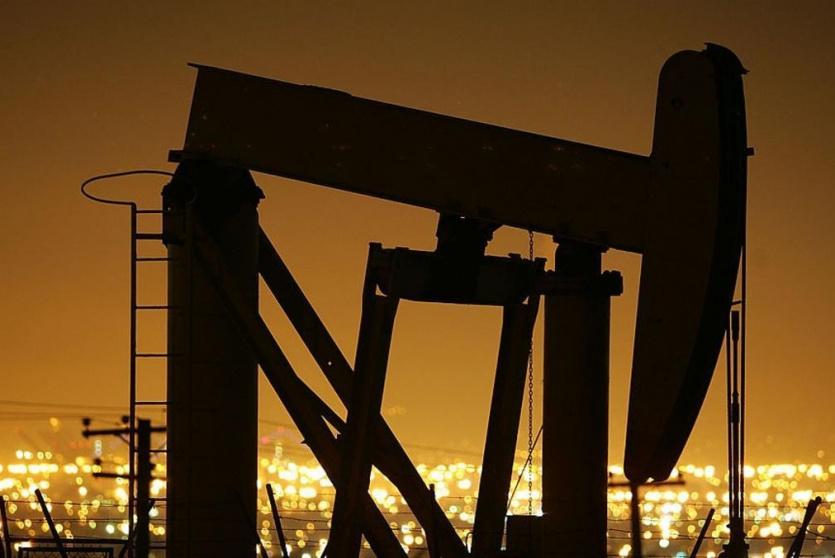 النفط يتمسك بمكاسبه